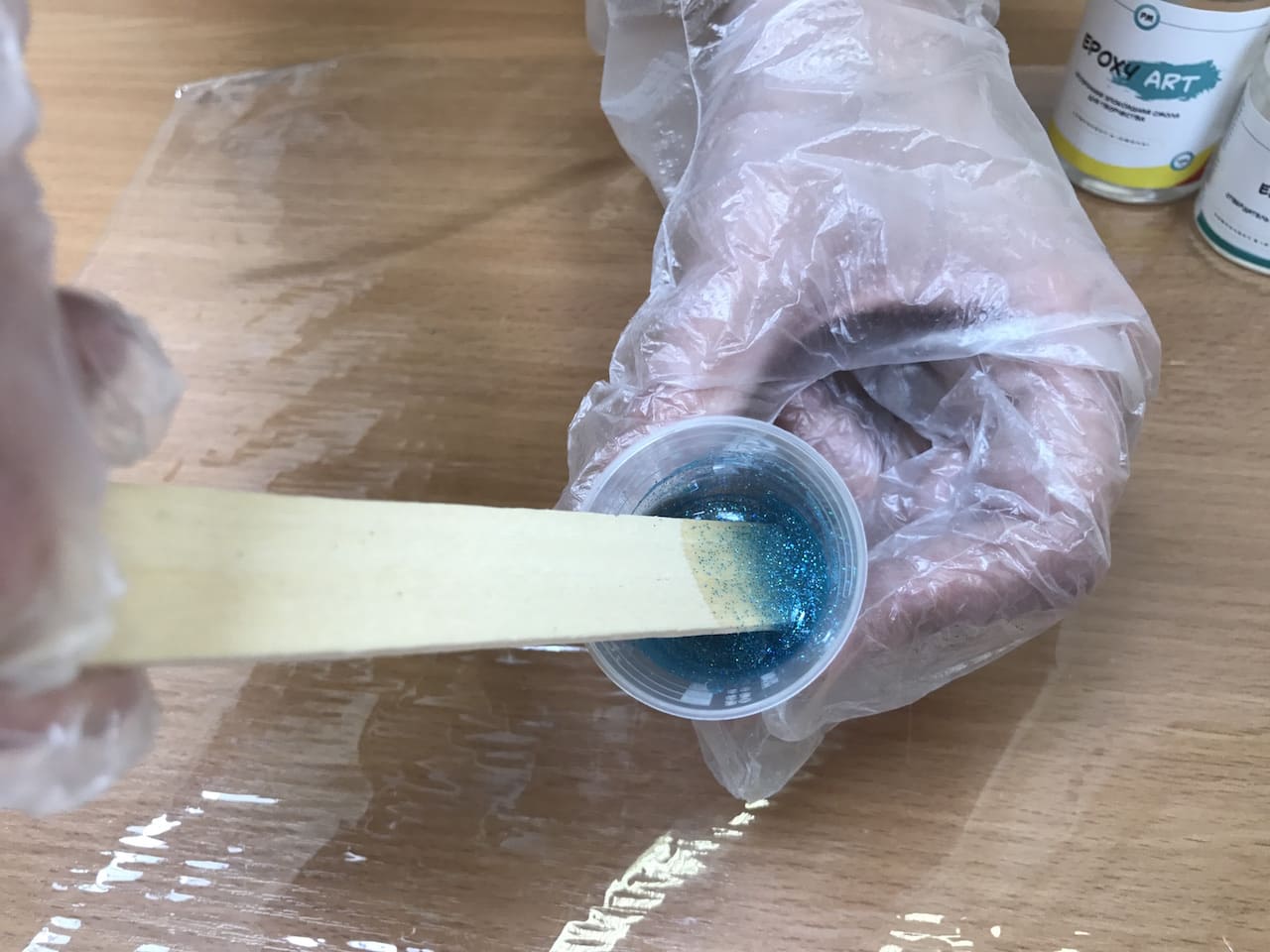 Смешиваем глиттер и прозрачную смолу epoxy art polymerika